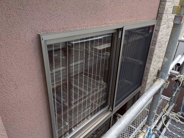 天白区にてリシン吹付仕上げの壁塗装とあわせて、サッシ周りなどの経年劣化したシーリング交換工事を実施